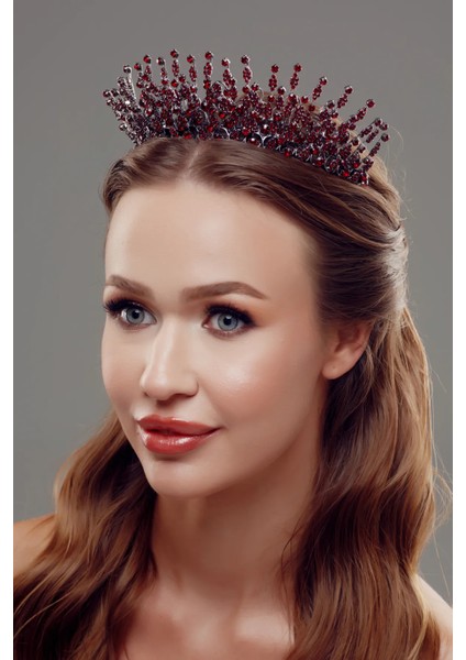 Kristal Taşlı Gelin Tacı – Zarif ve Işıltılı Tasarım