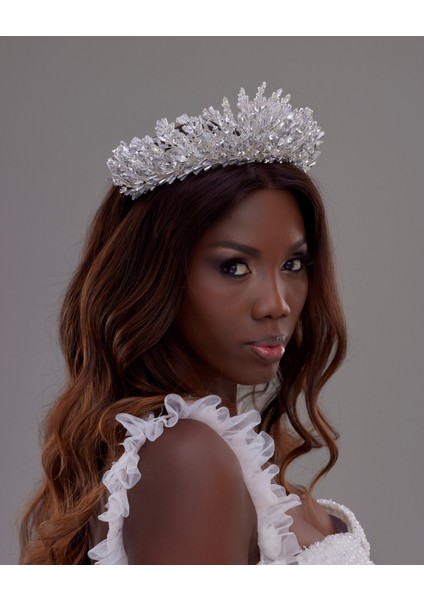 Kristal Çiçek Desenli Gelin Tacı – Gümüş Işıltılı Zarif Tasarım