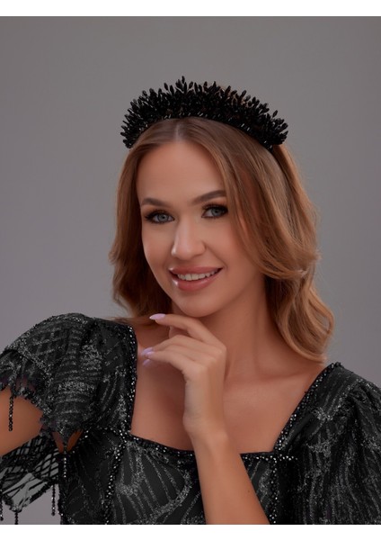 Kristal Taşlı Gelin Tacı – Zarif ve Işıltılı Tasarım