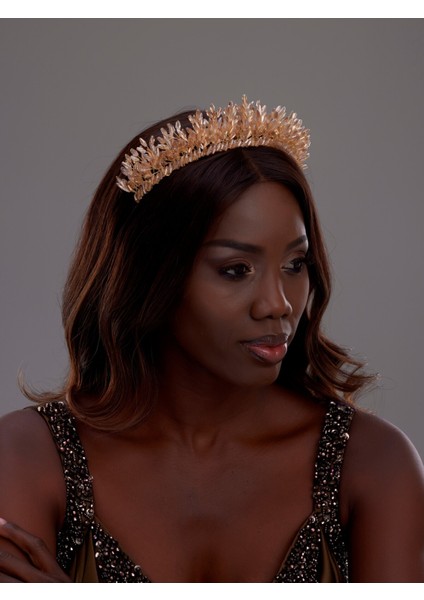 Kristal Taşlı Gelin Tacı – Zarif ve Işıltılı Tasarım