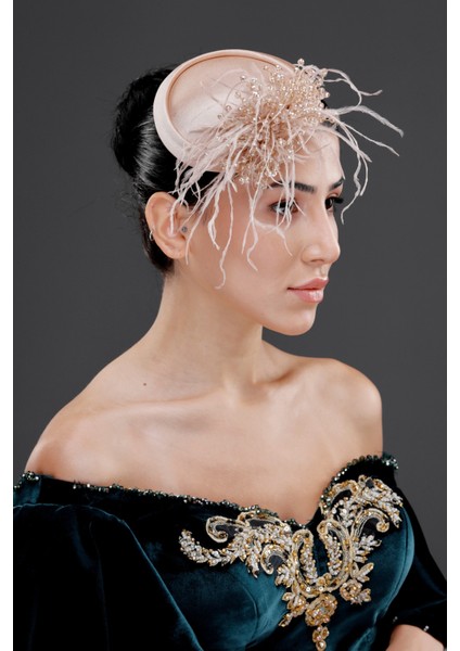 Tüy ve Inci Detaylı Nikah Kepi – Nişan, Düğün ve Özel Davet Aksesuarı