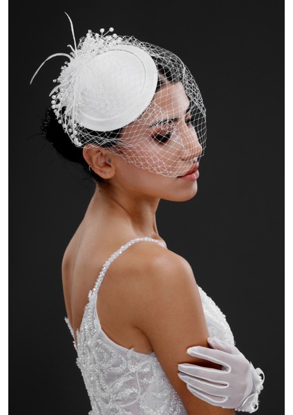 Inci ve Tüy Detaylı Beyaz Nikah Kepi – Gelinlik, Nişan ve Özel Davet Aksesuarı