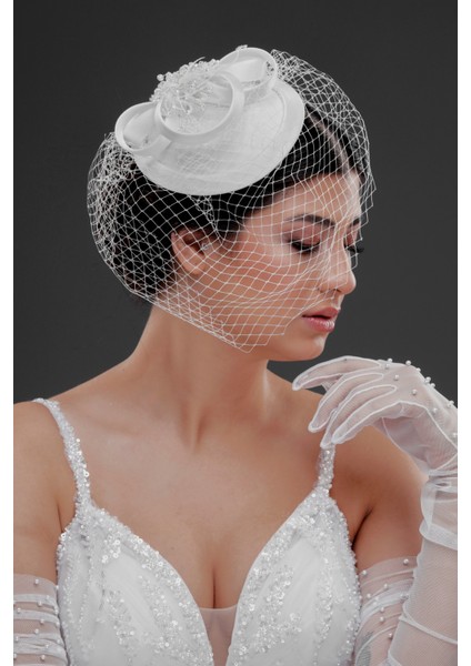 Fiyonk ve Inci Taş Detaylı Beyaz Nikah Kepi – File Duvaklı Gelin Aksesuarı