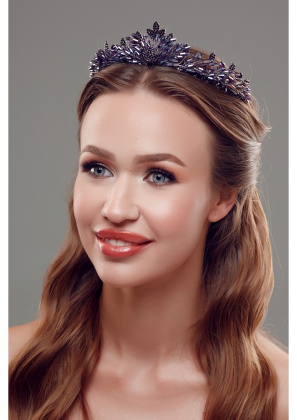 Inci ve Kristal Taşlı Gelin Tacı – Işıltılı ve Zarif Tasarım