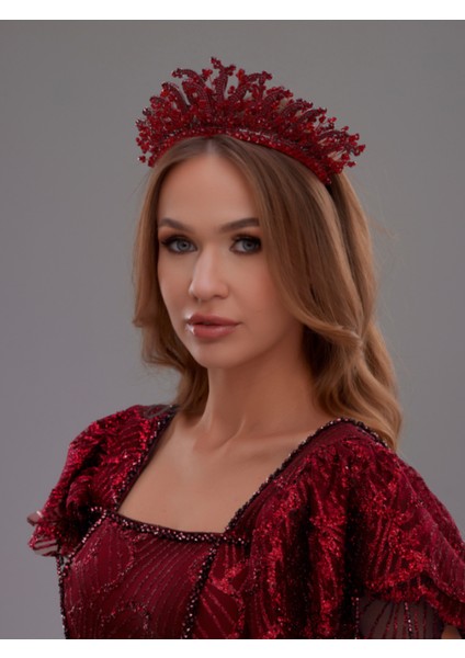 Kristal Detaylı Gelin Tacı – Işıltılı ve Zarif Tasarım