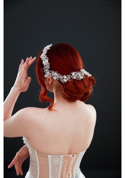 Kristal Çiçek Detaylı Gelin Aksesuarı – Zarif ve Işıltılı Tasarım Tacı, Toka