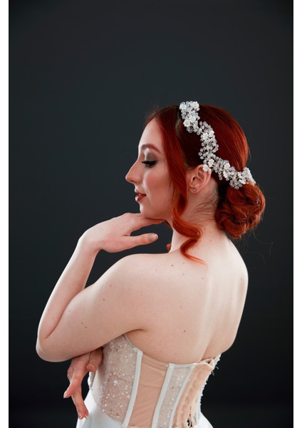 Kristal Çiçek Detaylı Gelin Aksesuarı – Zarif ve Işıltılı Tasarım Tacı, Toka modelleri