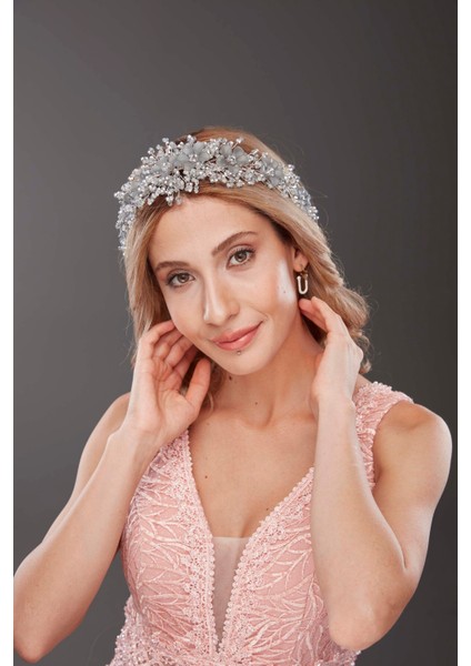 Çiçek ve Kristal Detaylı Gelin Aksesuarı – Işıltılı ve Zarif El Yapımı Saç Aksesuarı