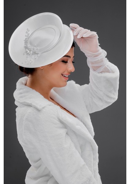 Inci ve Kristal Detaylı Beyaz Nikah Kepi – Zarif Özel Davet Şapkası