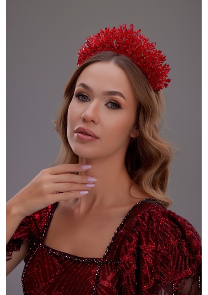 Kristal Çiçek Desenli Gelin Tacı – Gümüş Işıltılı Zarif Tasarım