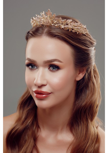 Inci ve Kristal Taşlı Gelin Tacı – Işıltılı ve Zarif Tasarım