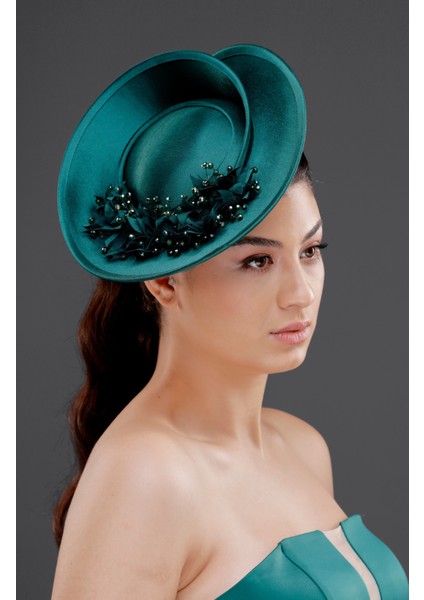 Çiçek Detaylı Özel Tasarım Kadın Kep – Nikah, Nişan, Düğün ve Özel Davet Şapkası