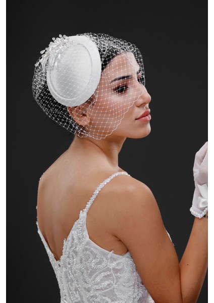 Kristal Taş Detaylı Beyaz Nikah Kepi – Gelinlik, Nişan ve Özel Davet Aksesuarı