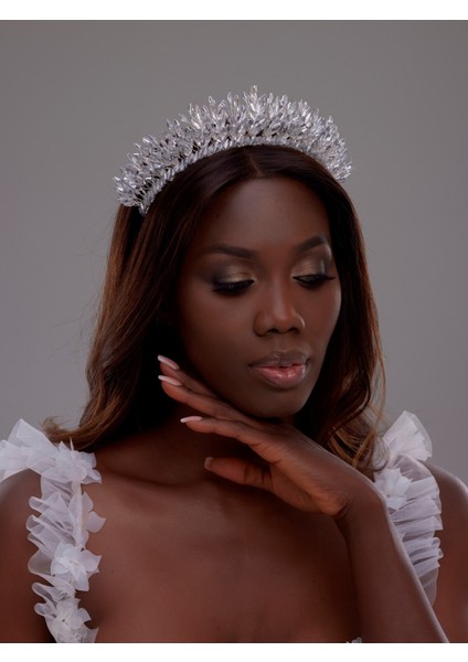 Kristal Taşlı Gelin Tacı – Zarif ve Işıltılı Tasarım