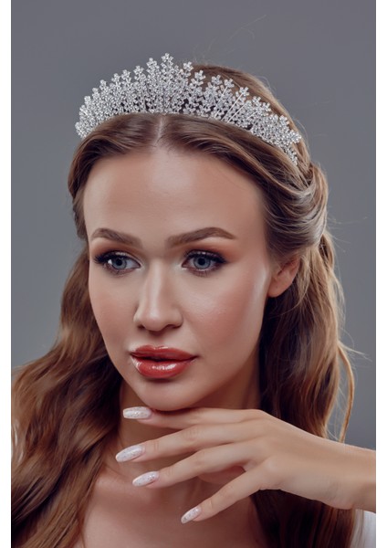 Zarif Kristal Taşlı Gelin Tacı – Minimal ve Işıltılı Tasarım