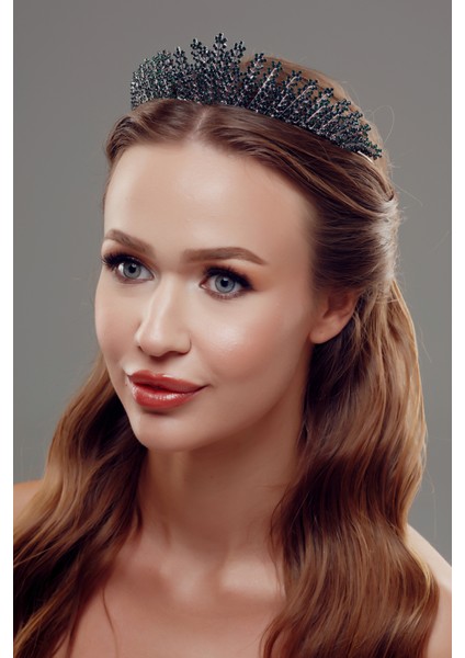 Zarif Kristal Taşlı Gelin Tacı – Minimal ve Işıltılı Tasarım