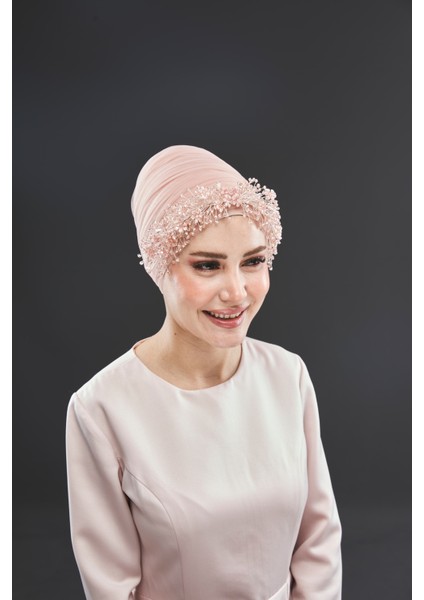 Kristal ve Çiçek Detaylı Gelin Aksesuarı – Tesettür Gelinlik Uyumlu Taç