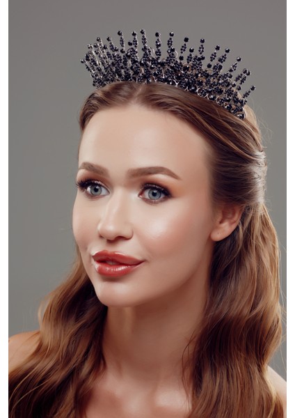 Kristal Taşlı Gelin Tacı – Zarif ve Işıltılı Tasarım