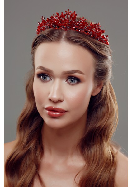 Inci ve Kristal Taşlı Gelin Tacı – Işıltılı ve Zarif Tasarım