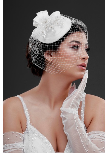 Fiyonk ve Kristal Detaylı Beyaz Nikah Kepi – File Duvaklı Gelin Aksesuarı