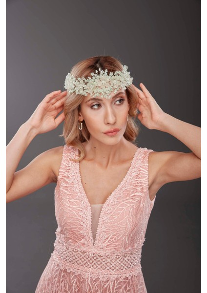 Çiçek ve Kristal Detaylı Gelin Aksesuarı – Işıltılı ve Zarif El Yapımı Saç Aksesuarı