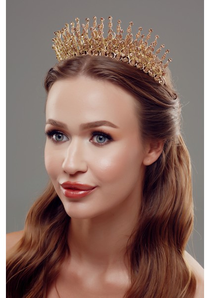 Kristal Taşlı Gelin Tacı – Zarif ve Işıltılı Tasarım