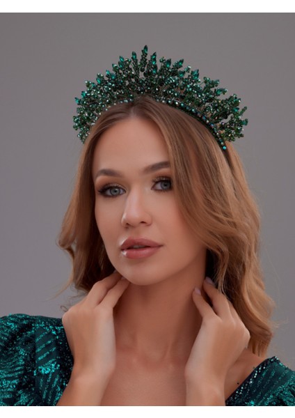 Kristal Taşlı Taç – Işıltılı ve Zarif Davet Aksesuarı