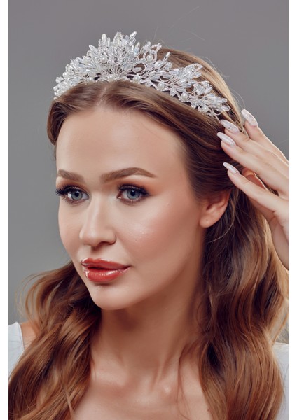 Inci ve Kristal Taşlı Gelin Tacı – Işıltılı ve Zarif Tasarım