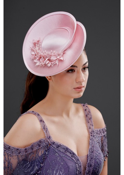 Çiçek Detaylı Özel Tasarım Kadın Kep – Nikah, Nişan, Düğün ve Özel Davet Şapkası