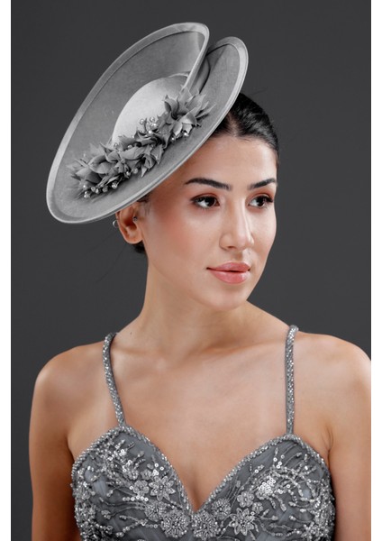 Çiçek Detaylı Özel Tasarım Kadın Kep – Nikah, Nişan, Düğün ve Özel Davet Şapkası