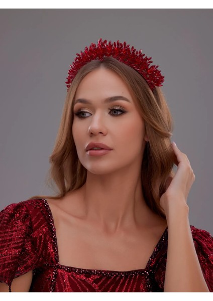 Kristal Taşlı Gelin Tacı – Zarif ve Işıltılı Tasarım