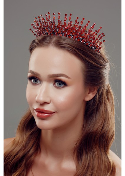 Kristal Taşlı Gelin Tacı – Zarif ve Işıltılı Tasarım