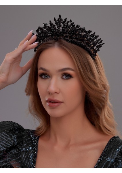 Kristal Taşlı Taç – Işıltılı ve Zarif Davet Aksesuarı