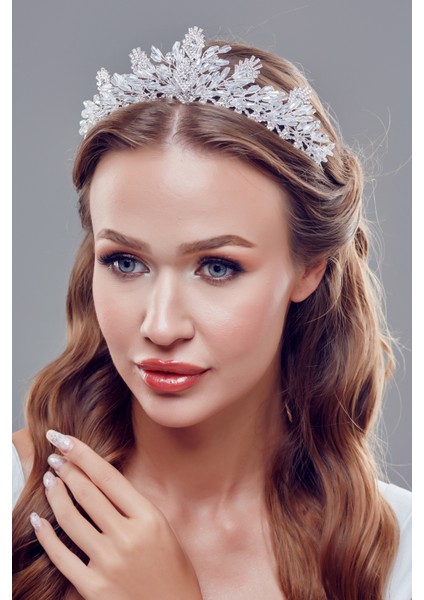 Kristal Çiçek Detaylı Gelin Tacı – Zarif ve Işıltılı Tasarım
