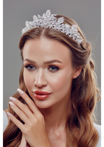 Kristal Çiçek Detaylı Gelin Tacı – Zarif ve Işıltılı Tasarım fiyatları