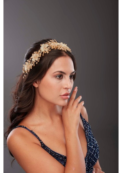 Çiçek ve Kristal Detaylı Gelin Aksesuarı – Işıltılı ve Zarif El Yapımı Saç Aksesuarı