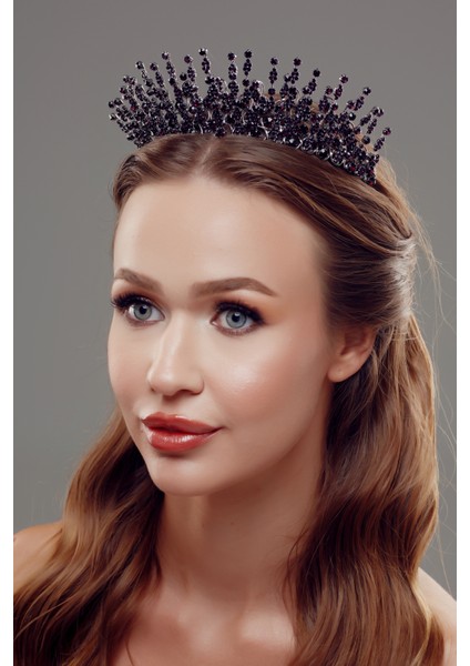 Kristal Taşlı Gelin Tacı – Zarif ve Işıltılı Tasarım