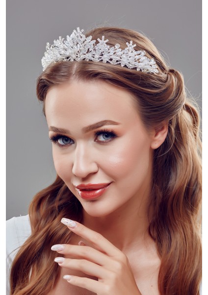 Inci Detaylı Kristal Taşlı Gelin Tacı – Zarif ve Işıltılı Tasarım