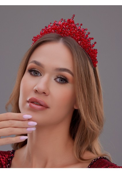 Kristal Taşlı Gelin Tacı – Işıltılı ve Gösterişli Saç Aksesuarı