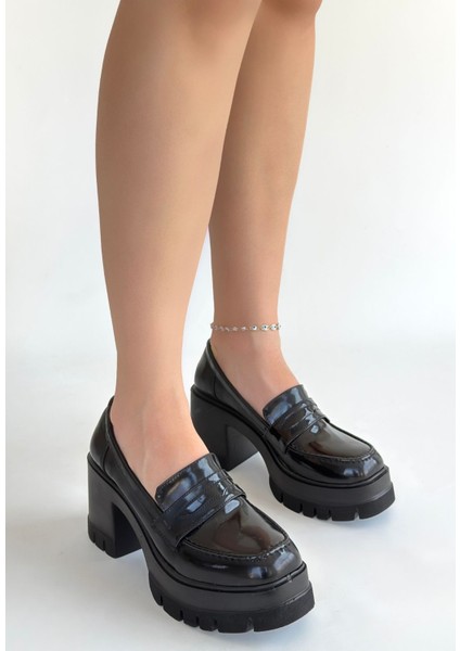 Janes Siyah Rugan Dolgu Topuk Ayakkabı
