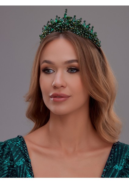 Kristal Taşlı Gelin Tacı – Işıltılı ve Gösterişli Saç Aksesuarı
