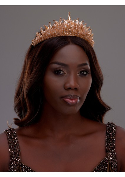 Kristal Taşlı Gelin Tacı – Işıltılı ve Gösterişli Saç Aksesuarı