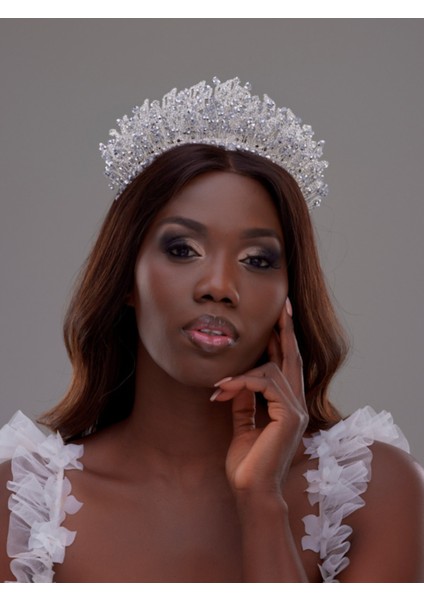 Kristal Taşlı Gelin Tacı – Işıltılı ve Zarif Tasarım