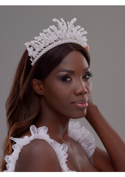 Kristal Detaylı Gelin Tacı – Işıltılı ve Zarif Tasarım