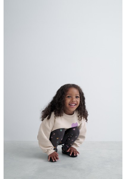 Kız Çocuk Pamuklu Bej Kalpli Sweatshirt ve Renkli Kalpli Siyah Tayt Takım indirimleri