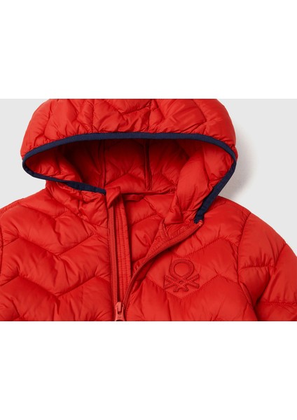 Erkek Bebek Kırmızı Logo Detaylı Kapüşonlu Mevsimlik Ince Mont modelleri