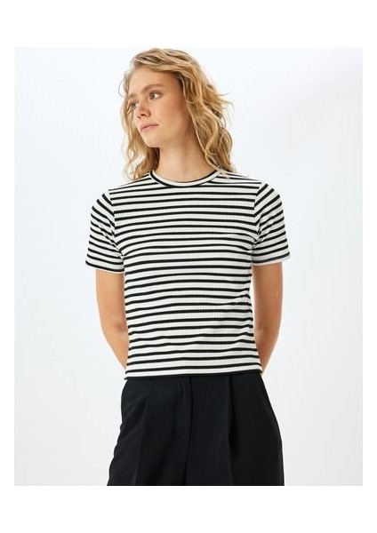 Viskon Karışımlı Kısa Kollu Bisiklet Yaka Çizgili Tişört