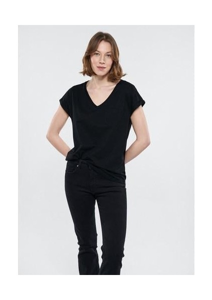 V Yaka Siyah Basic Tişört 1600961-900