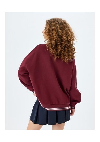 V Yaka Kolej Baskılı Biyeli Şardonlu Oversize Sweatshirt