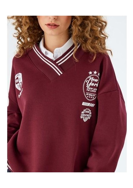 V Yaka Kolej Baskılı Biyeli Şardonlu Oversize Sweatshirt